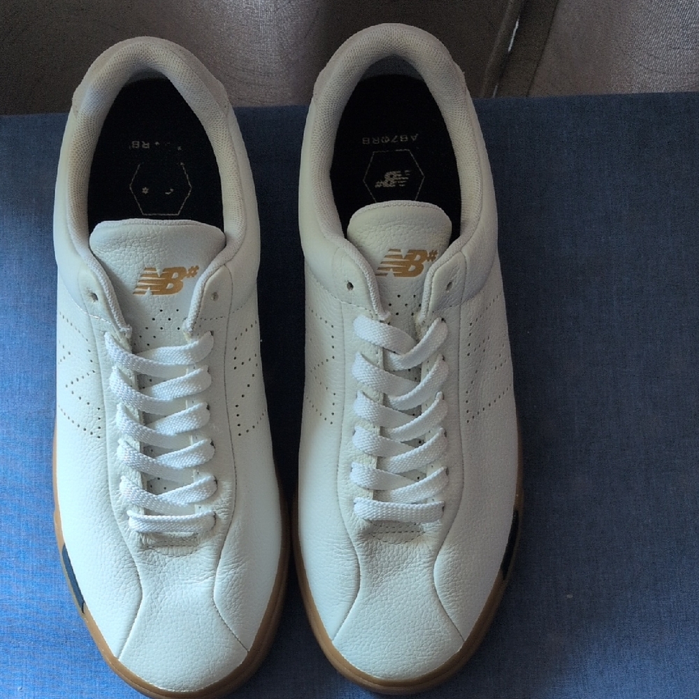 New Balance Numeric NM22 White Leather Gum Sole Sneakers Men 10 / Women 11.5